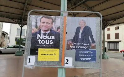 Pose d'affiches politiques pour l'élection présidentielle sur panneau officiel